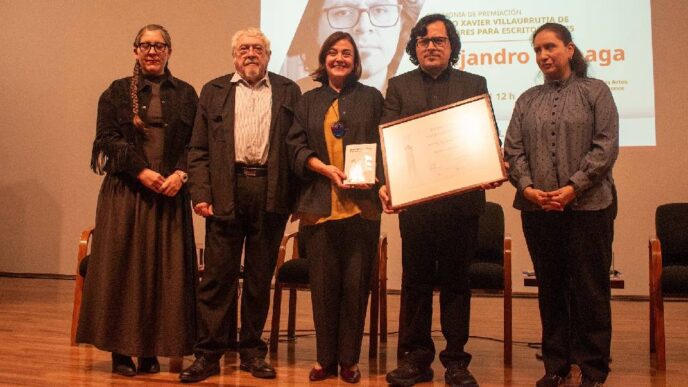 Alejandro Arteaga recibe el Premio Xavier Villaurrutia 2025