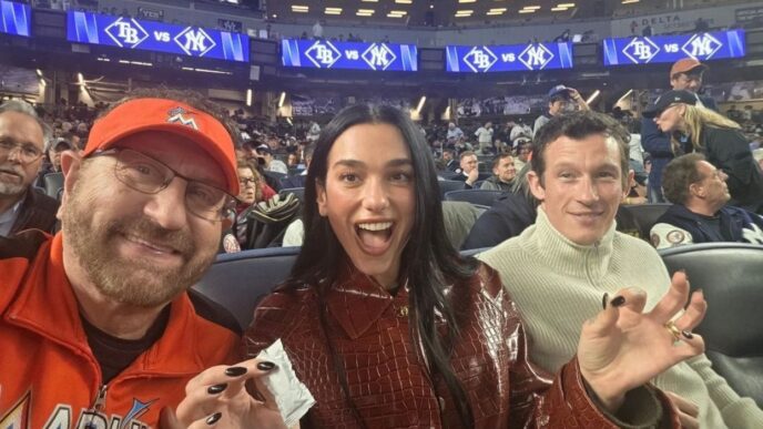 Dua Lipa pasa desapercibida en un evento deportivo icónico
