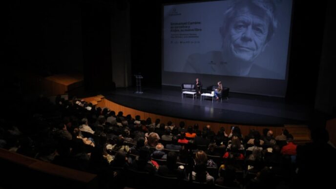 Emmanuel Carrère recibe cálido recibimiento en México y comparte sus lecturas favoritas
