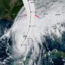 Huracán Isaías alcanza categoría 2 con vientos de 155 km/h